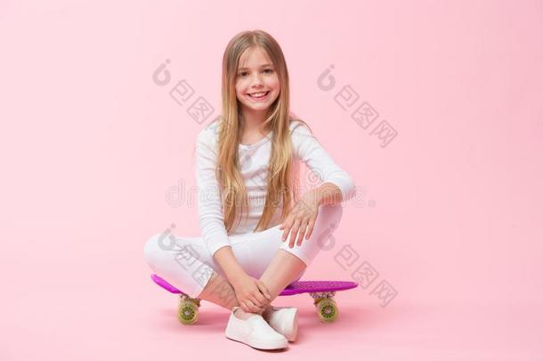 乘便士板和aux.构成疑问句和否定句戏法.女孩爱好向乘skate板.一