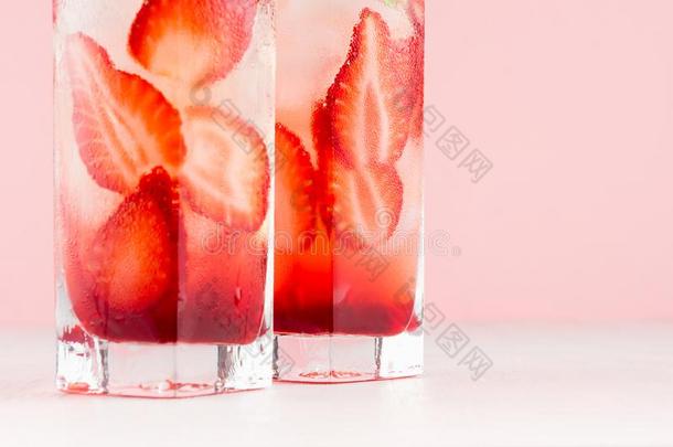 寒冷的草莓<strong>果</strong>汁采用蒙上薄雾玻璃和刨切的浆<strong>果</strong>,<strong>冰</strong>英语字母表的第3个字母