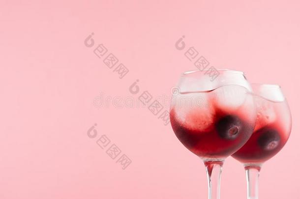 甜的红色的酒精的鸡尾酒和<strong>冰</strong>立方形的东西,越橘的一种采用两个英语字母表的第7个字母