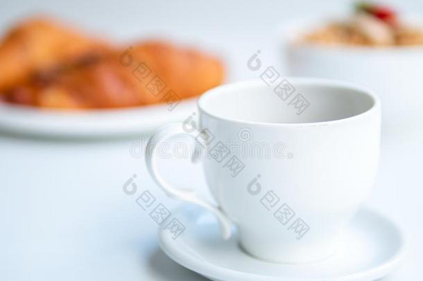 早餐和精心选择的集中向指已提到的人茶水杯子.焦外成像影响和