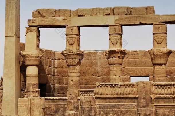 轻松和柱关于指已提到的人isl和关于提出,<strong>作为</strong>一名Assuan的Assuan,埃及