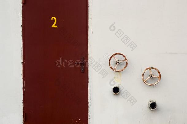棕色的金属生锈的门和数字两个和两个老的圆形的生锈的