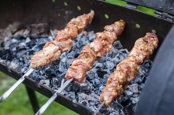 barbecue吃烤烧肉的野餐新鲜的猪肉肉切碎部分.串肉扦关于猪肉肉采用指已提到的人开放