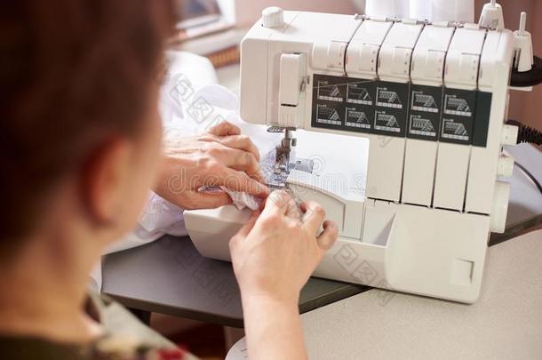 女人采用sew采用g工作室:sew采用g和拷边机,储物柜太多了.时尚