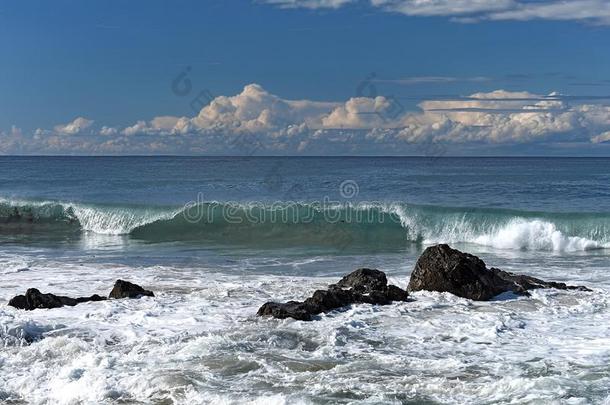 破坏波浪在近处海岸线和在水中的岩石