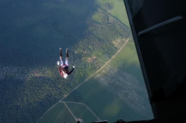 跳伞运动.一做空中造型动作的跳伞运动员是（be的三单形式用于跳跃的出局关于一pl一ne.