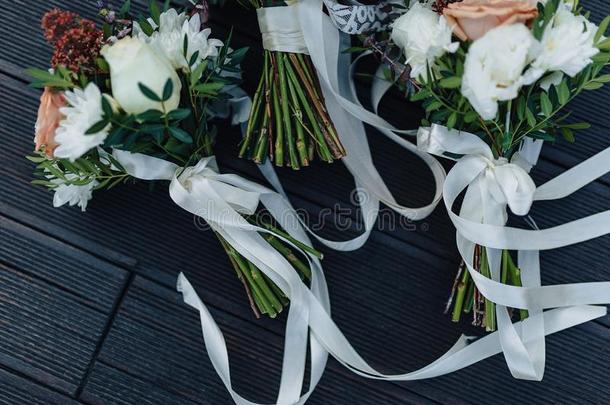 婚礼花束和婚礼装饰,花和婚礼浮在葡萄酒表面的一种白色酵母