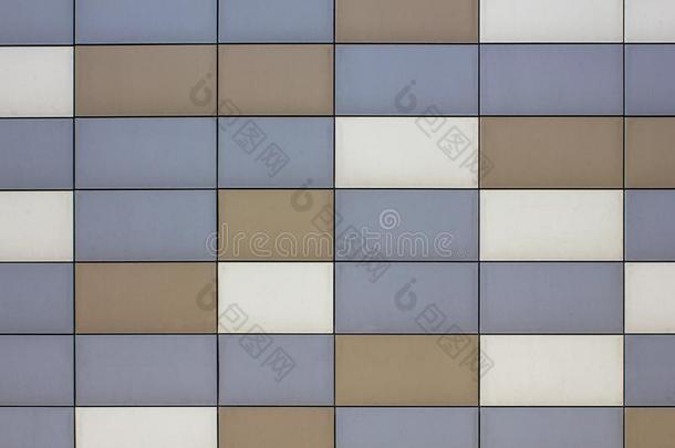 墙和蓝色灰色棕色的米黄色金属矩形的瓦片.维蒂卡