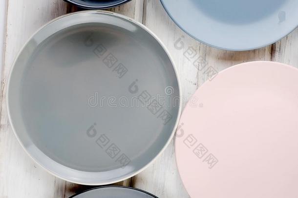 放置关于干净的餐具彩色粉笔颜色向木制的背景