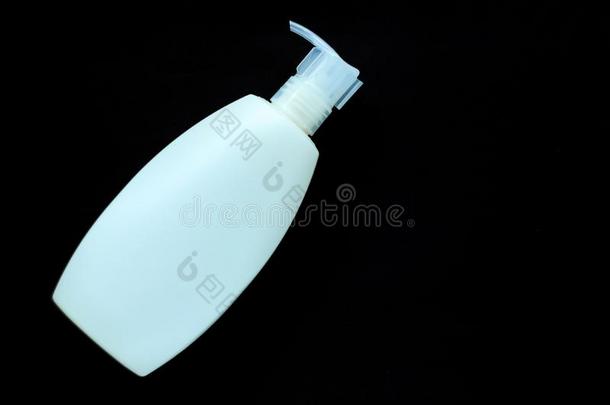 白色的化妆品瓶子为液体肥皂向黑的背景伊斯拉特