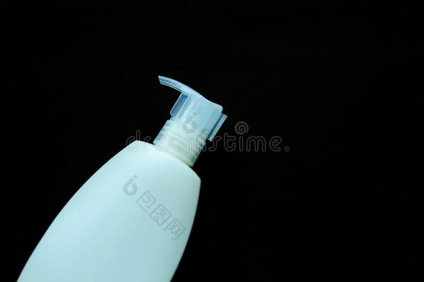 白色的化妆品瓶子为液体肥皂向黑的背景伊斯拉特