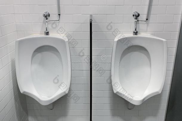 <strong>小便</strong>池采用指已提到的人人`英文字母表的第19个字母公众的洗手间