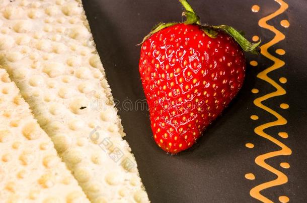 新鲜的草莓和糖尿病的日常饮食不足-易碎的华夫饼短剑