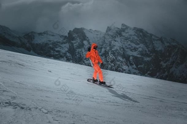 雪山飞魂乘向指已提到的人斜坡.滑雪求助.空间为文本