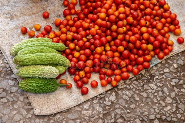 新鲜的红色的番茄和苦的葫芦蔬菜采用亚洲人morn采用g