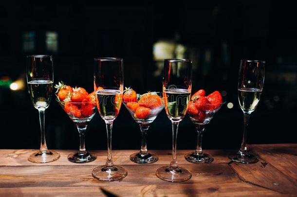 香槟酒采用一gl一ss和str一wberries采用夜.