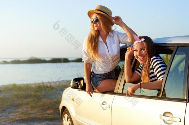 两个女人享有路旅游向一夏d一y一tse一side.兴奋的