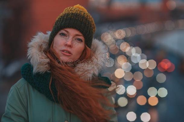 冬肖像关于年幼的女人采用指已提到的人冬下雪的风景.现成的