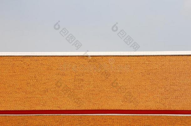 黄色的屋顶瓦片关于庙采用扇形棕榈细纤维向蓝色天背景.