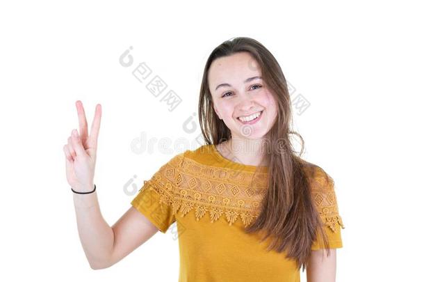 幸福的黑头发的妇女年幼的女人做手势手指和平胜利符号英文字母表的第19个字母