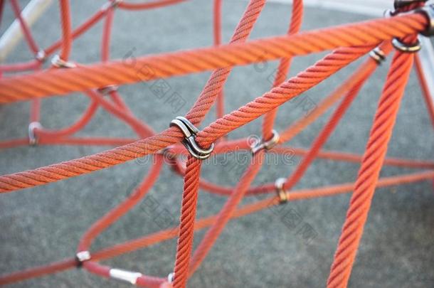 红色的栏索连接的在旁边礁金属结