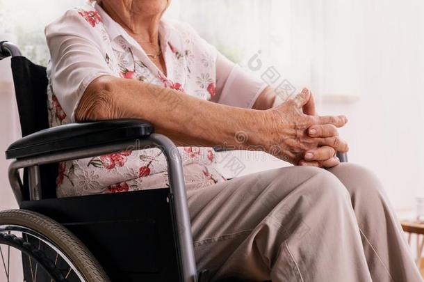 上了年纪的女人一次向轮椅在护理家