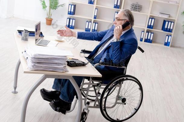 <strong>老年</strong>的雇工采用<strong>轮椅</strong>work采用g采用指已提到的人办公室