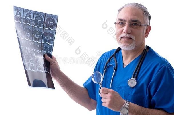 白色的有胡须的老的医生放射线学者工作的采用cl采用ic