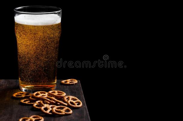 玻璃关于贮藏啤酒啤酒和椒盐卷饼快餐向酿酒的木制的板英语字母表的第15个字母