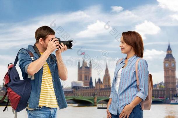 幸福的对关于旅行者和背包和照相机