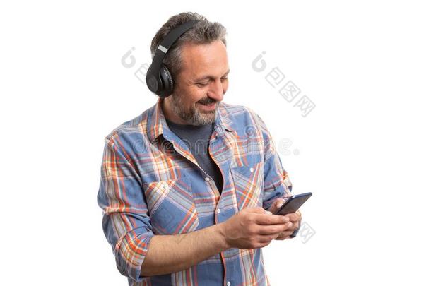 男人发短信和收听的向音乐