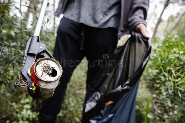 男人收集垃圾采用指已提到的人森林