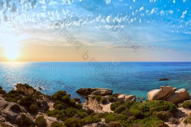 夏锡索尼亚多岩石的海岸,希腊