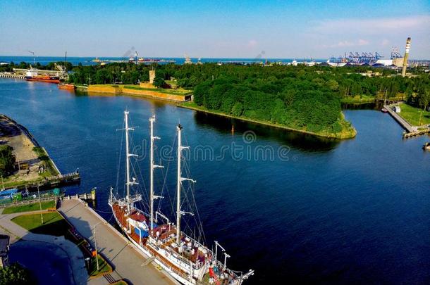 帆船运动船和老的堡垒在近处港口格但斯克
