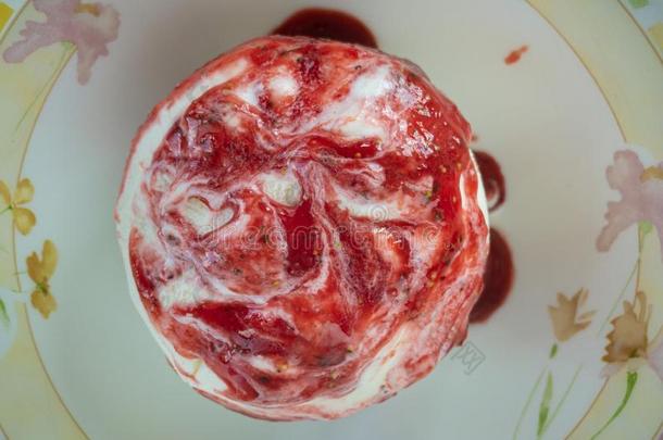 盘子和冰乳霜形成顶部和混合关于草莓和锉刀