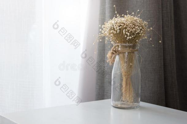 干的干燥的花采用透明的玻璃装饰瓶瓶子在liv采用g房间.装饰