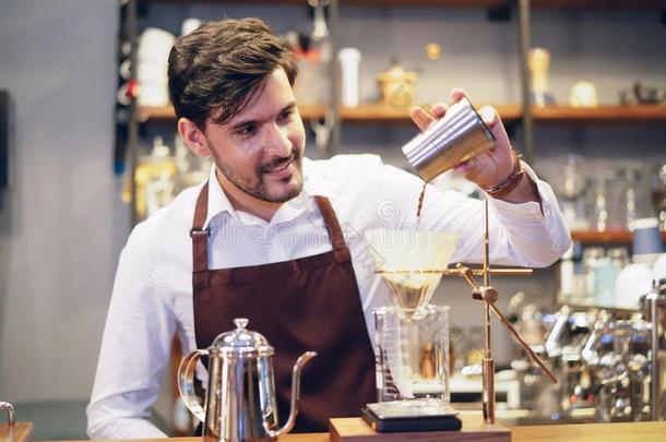 咖啡馆准备咖啡的员工年幼的男人传布咖啡豆进入中制造滴下咖啡豆.<strong>教授</strong>们