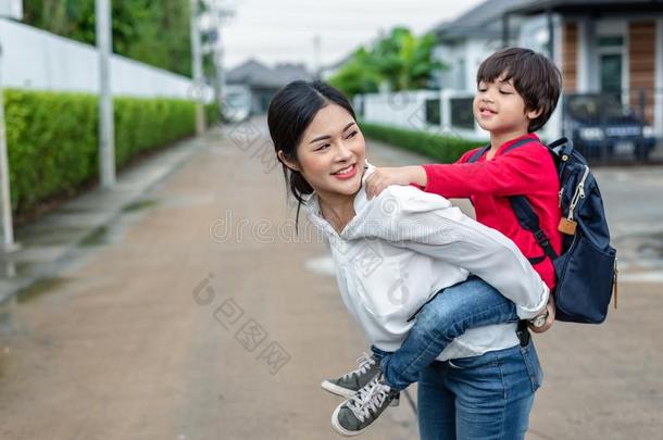 单一的妈妈运<strong>送</strong>的和演奏和她<strong>孩子</strong>们在近处家和