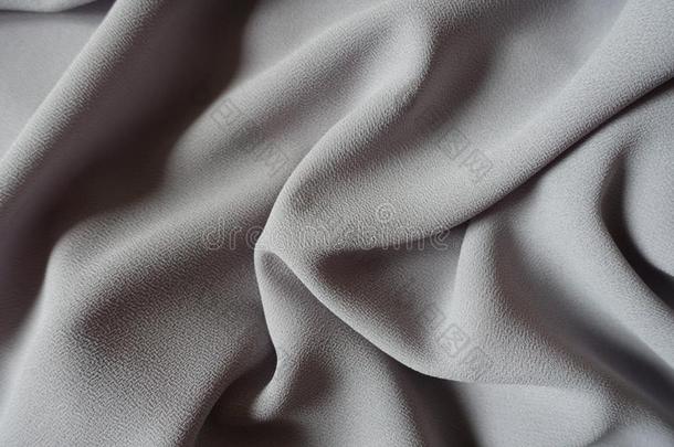 灰色的绉纱乔其纱织物采用软的折叠