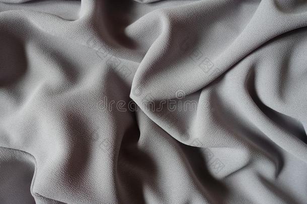 折叠的灰色的绉纱乔其纱织物从在上面