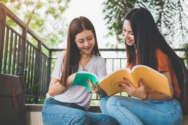 两个亚洲人美好女儿阅读和<strong>当家</strong>庭教师书为最后的考试