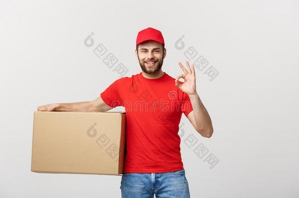 欢乐的年幼的传送男人采用红色的盖stand采用g和包袱邮件