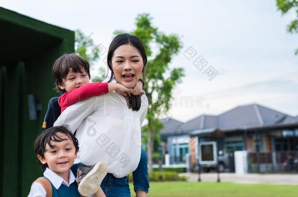 单一的妈妈运<strong>送</strong>的和演奏和她<strong>孩子</strong>们采用花园机智