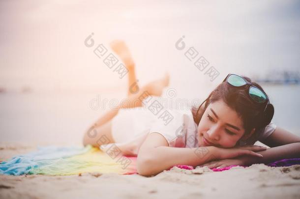 美好亚洲人女人aux.用以构成完成式及完成式的不定式假期向海滩.女孩使人疲乏的聚集日光引火的凸透镜