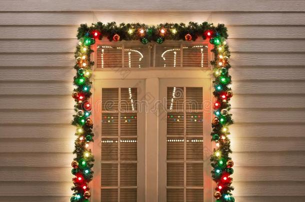 装饰外部窗和颜色巴普采用圣诞节
