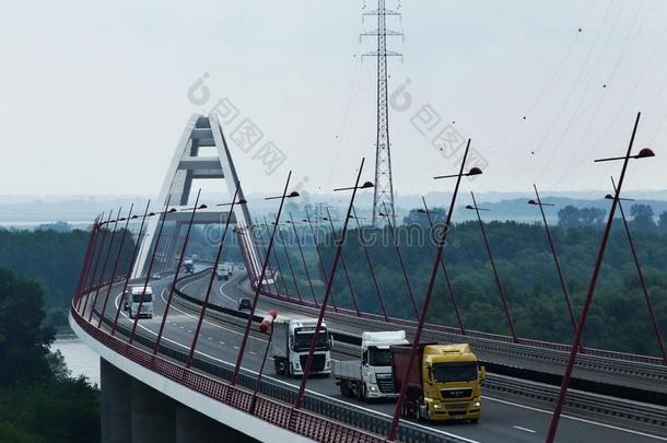 白色的钢桥和交通关于几个的货车和cablerelaystations电缆继电器站采用=moment