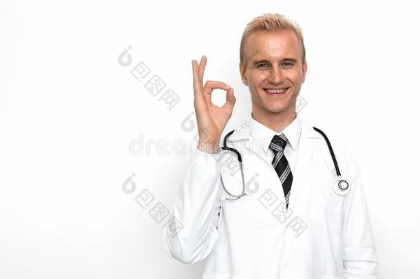 医生和听诊器给看从落下ohnekosten不计价或全部的立刻符号在旁边他的hand手