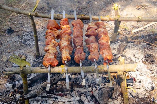 肉向串肉扦向火煮熟的采用自然