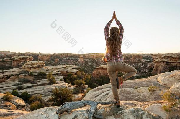 年幼的女人是（be的三单形式<strong>开业</strong>的瑜伽在山