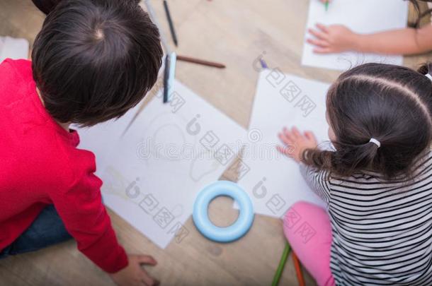 组关于未满学龄的学生和教师绘画向纸采用艺术英语字母表的第3个字母